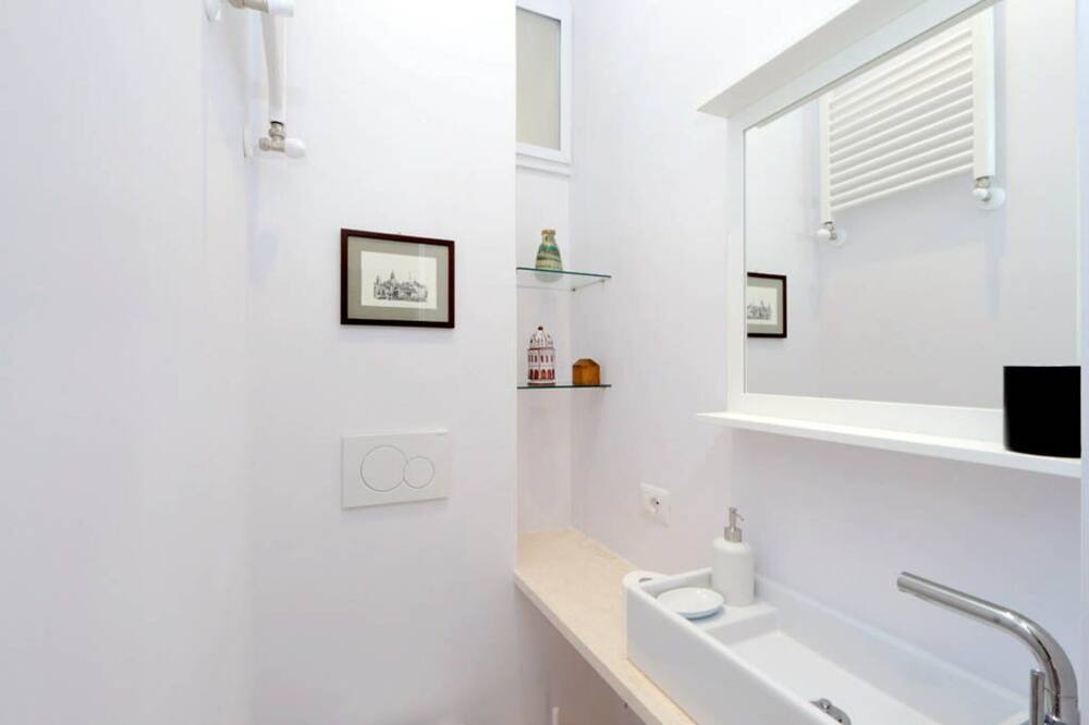 Photo of Bathroom in Esquilino