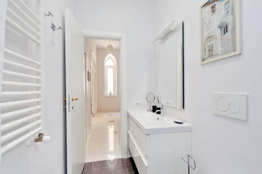 Photo of Bathroom in Esquilino