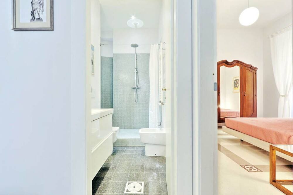 Photo of Bathroom in Esquilino