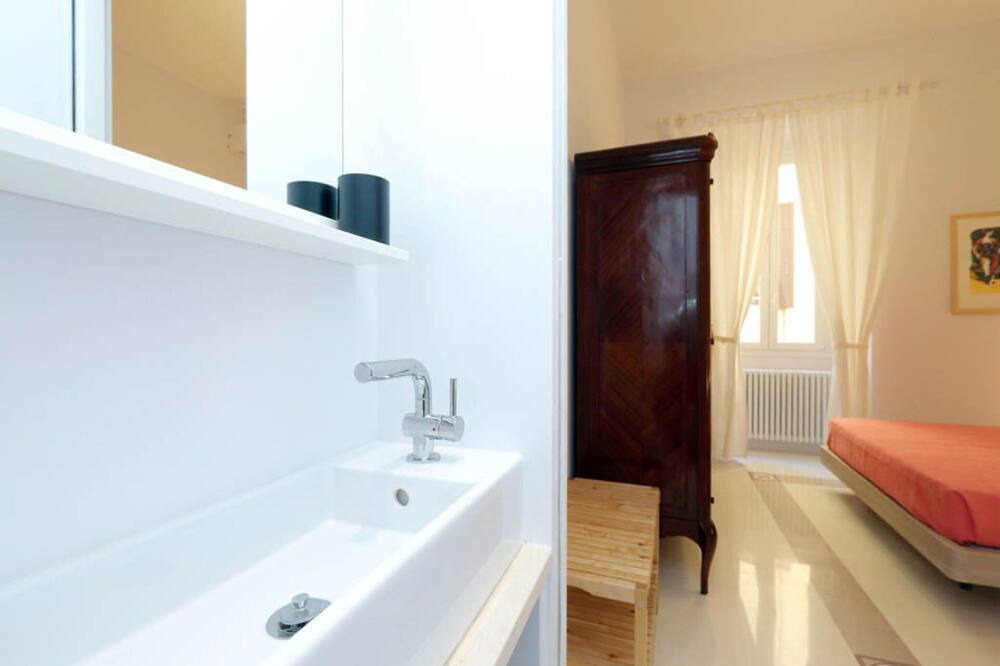 Photo of Bathroom in Esquilino