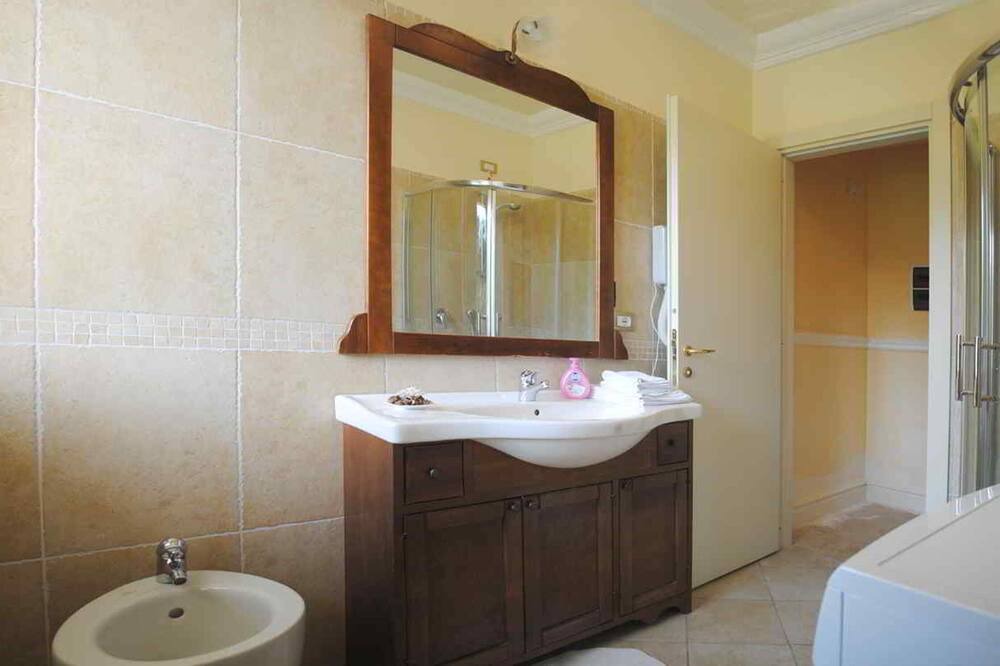 Photo of Bathroom in Montelabbate