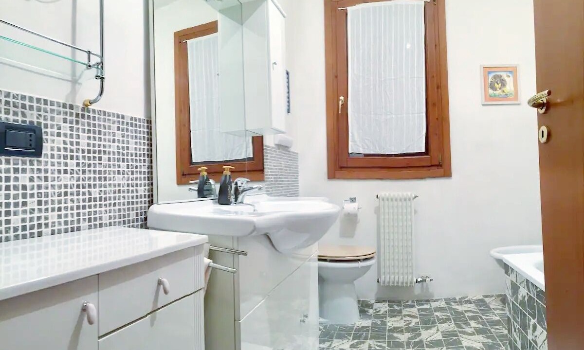 Photo of Bathroom in Caerano di San Marco