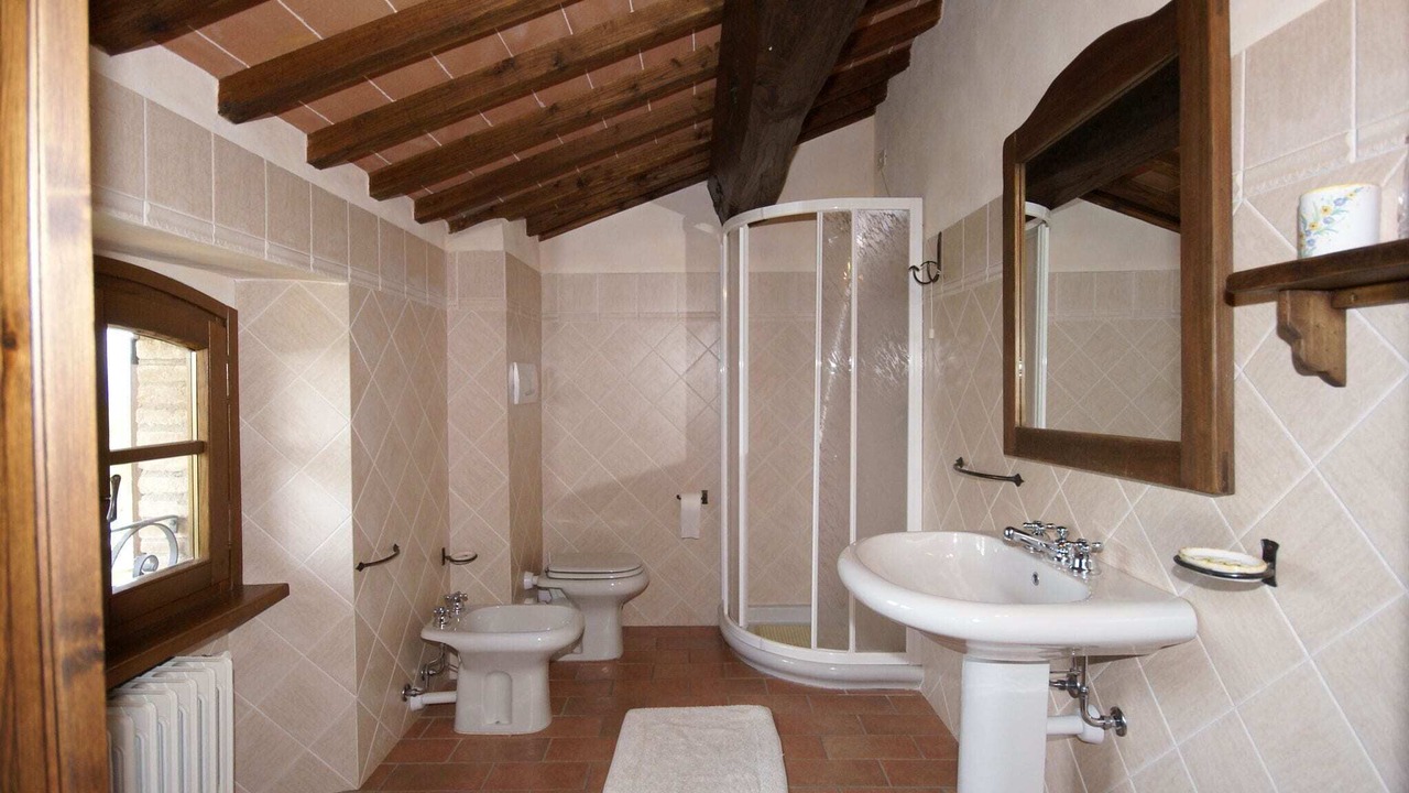 Photo of Bathroom in Montone