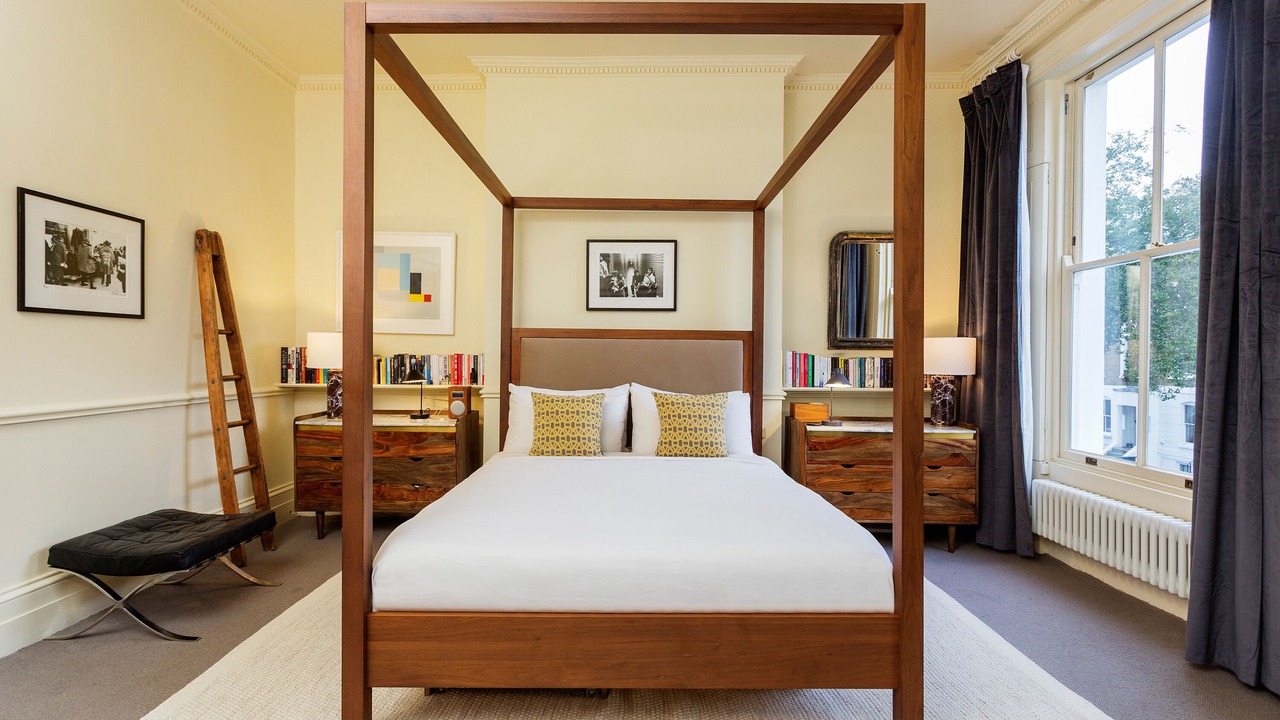 Photo of Bedroom in Oval