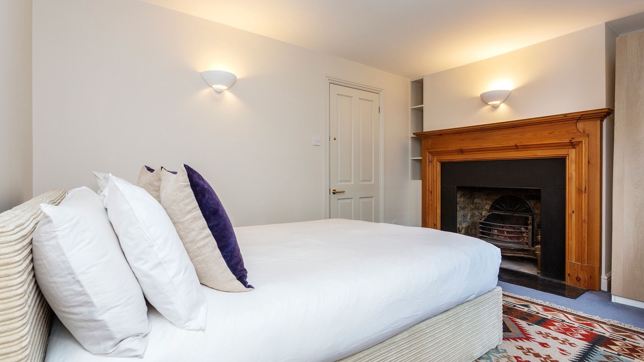 Photo of Bedroom in Oval
