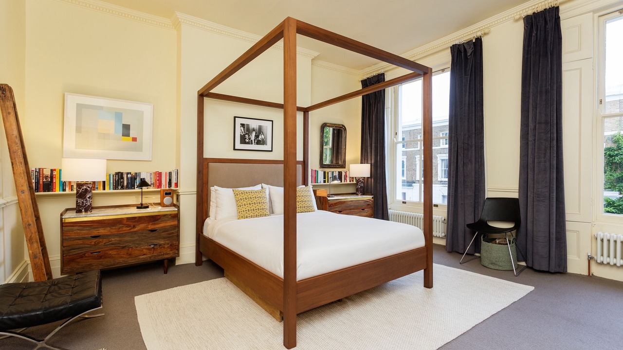 Photo of Bedroom in Oval