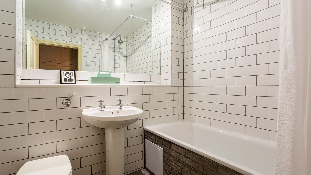 Photo of Bathroom in Oval