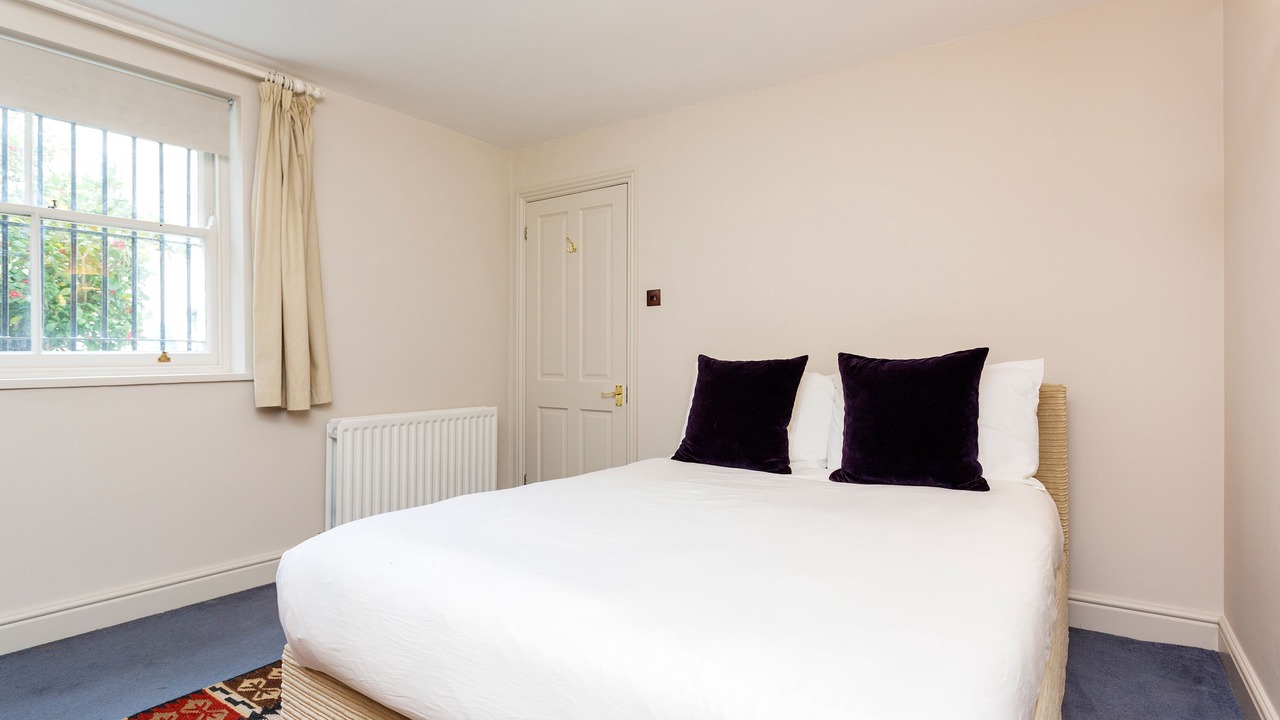 Photo of Bedroom in Oval