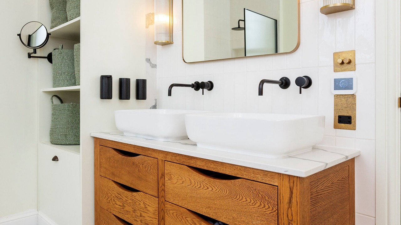 Photo of Bathroom in Oval