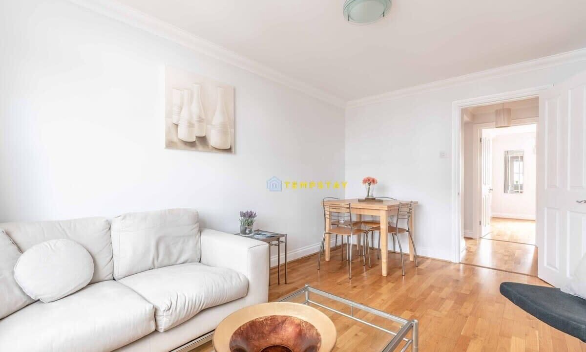 Photo of Livingroom in Windsor City Centre