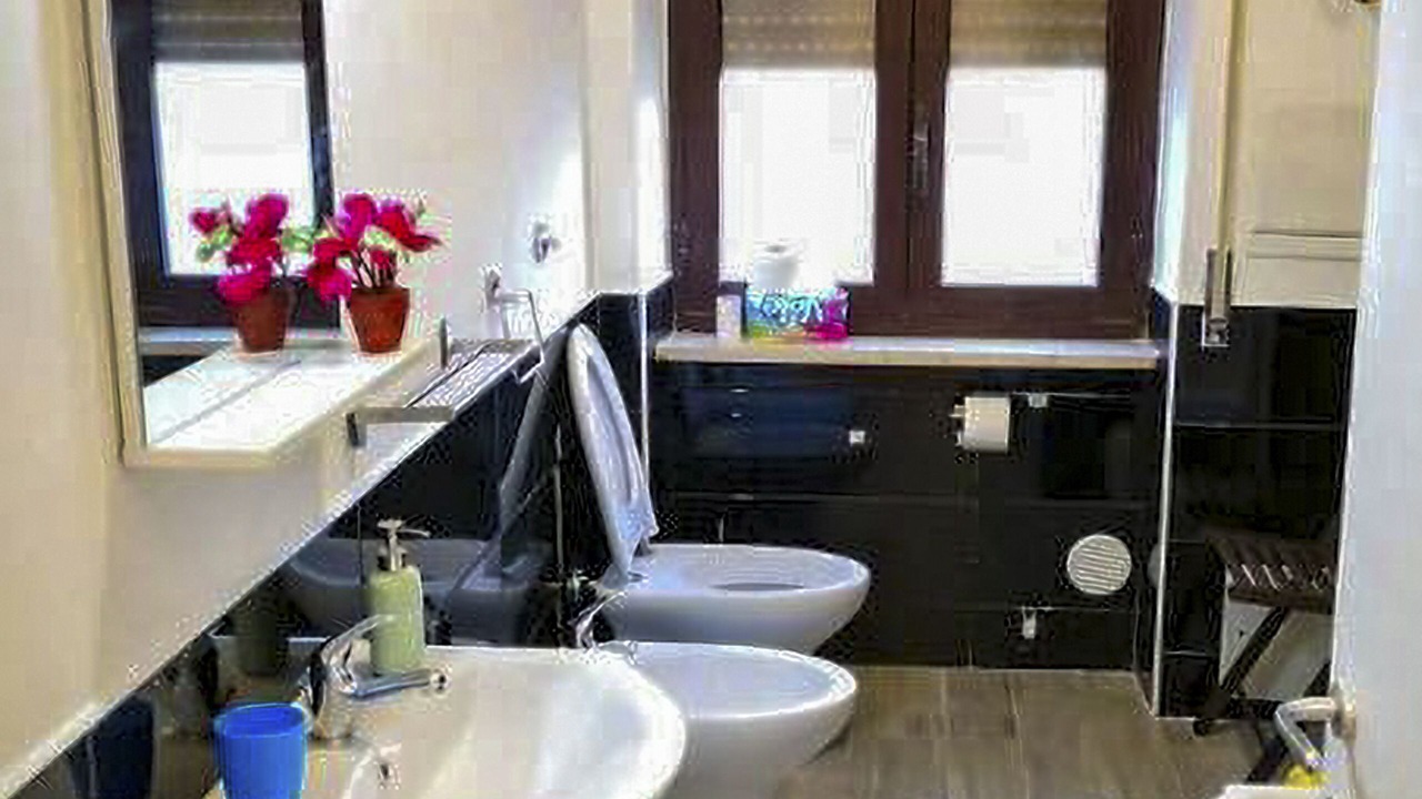 Photo of Bathroom in Naples City Centre