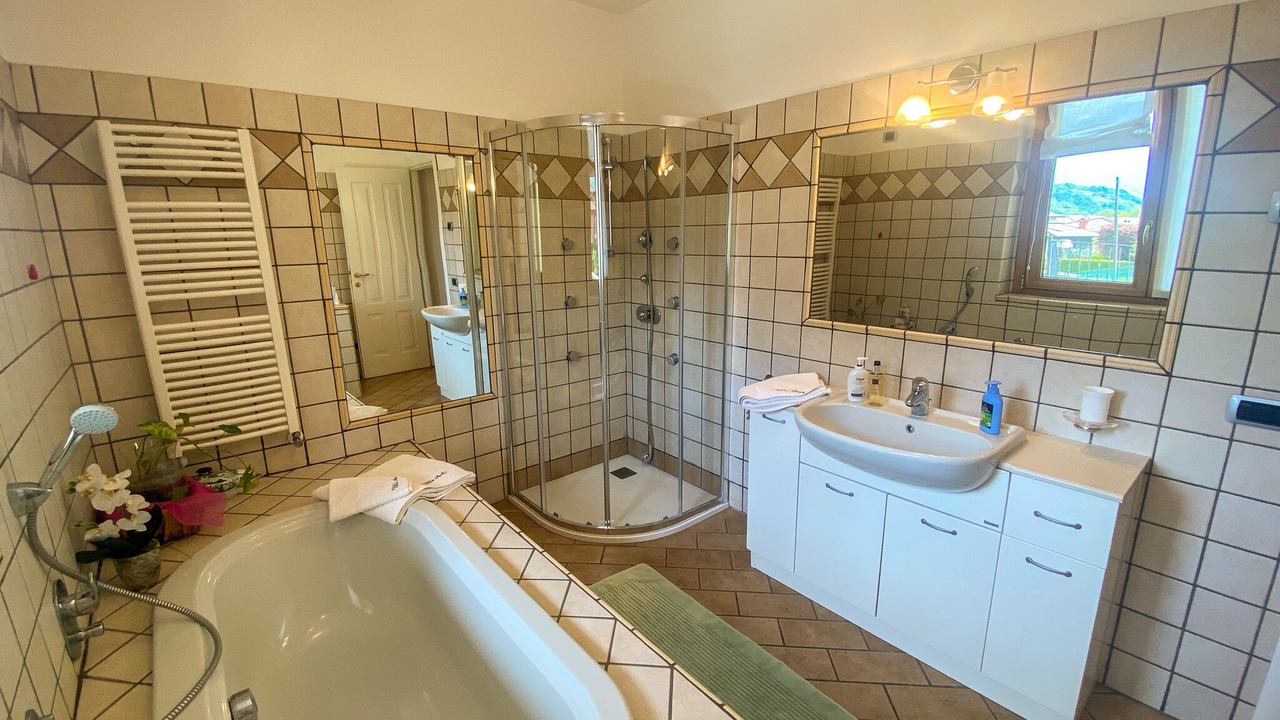 Photo of Bathroom in Colico Piano