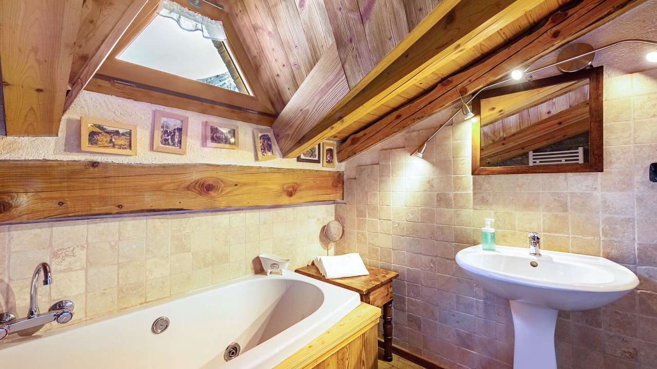 Photo of Bathroom in Arpy