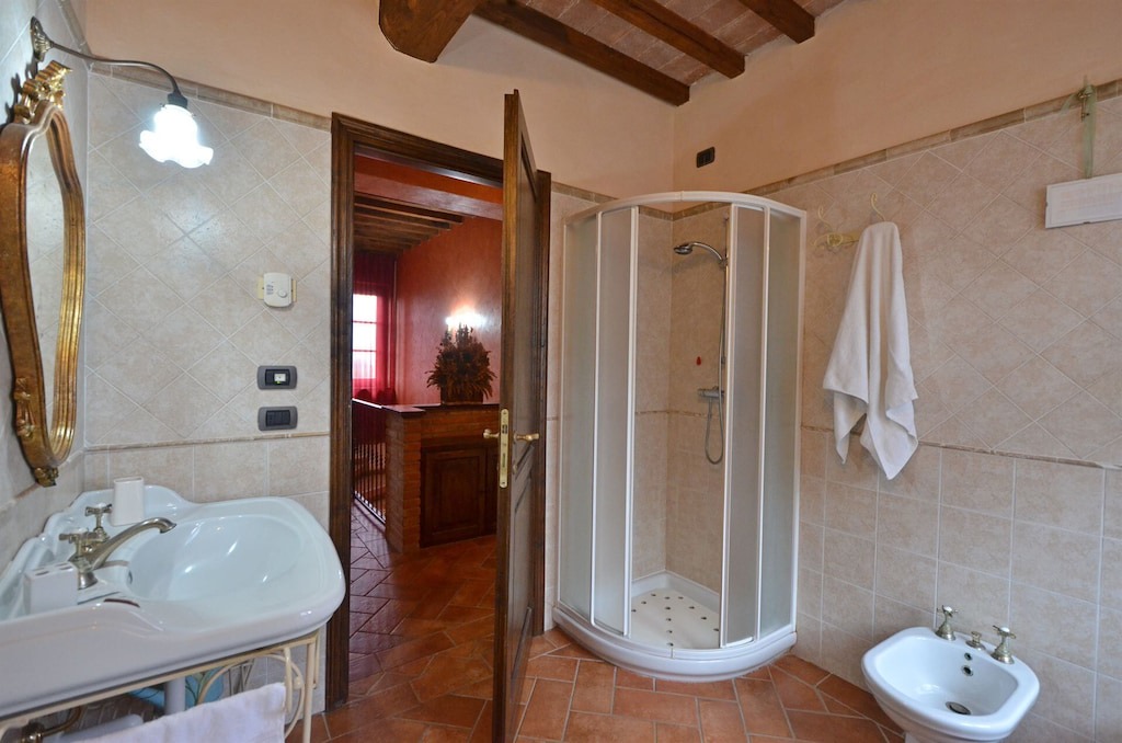 Photo of Bathroom in Castroncello