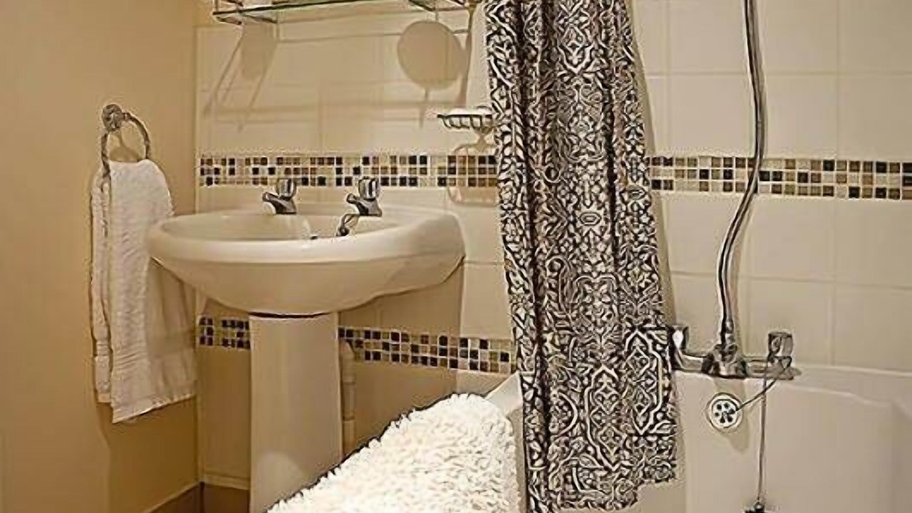 Photo of Bathroom in West Looe