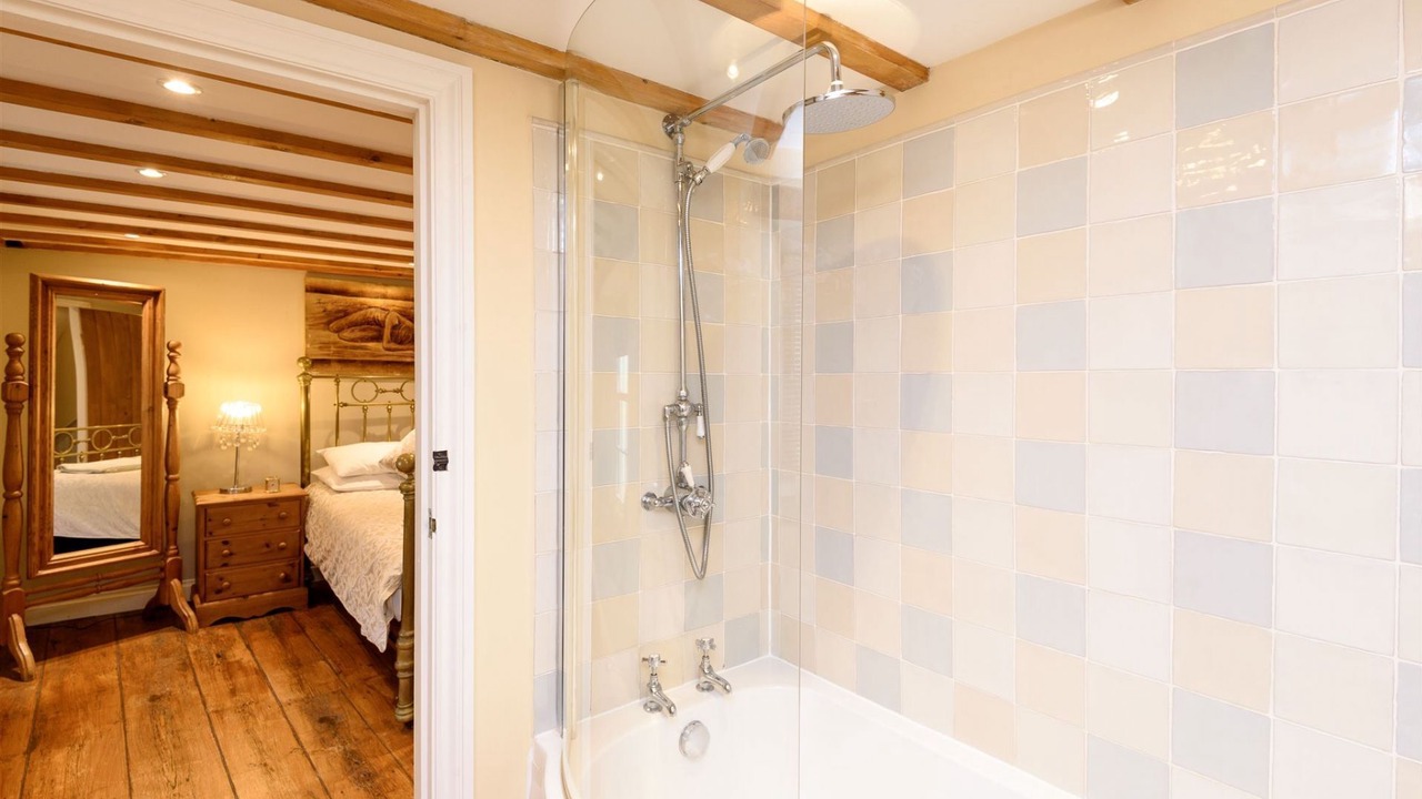 Photo of Bathroom in Looe