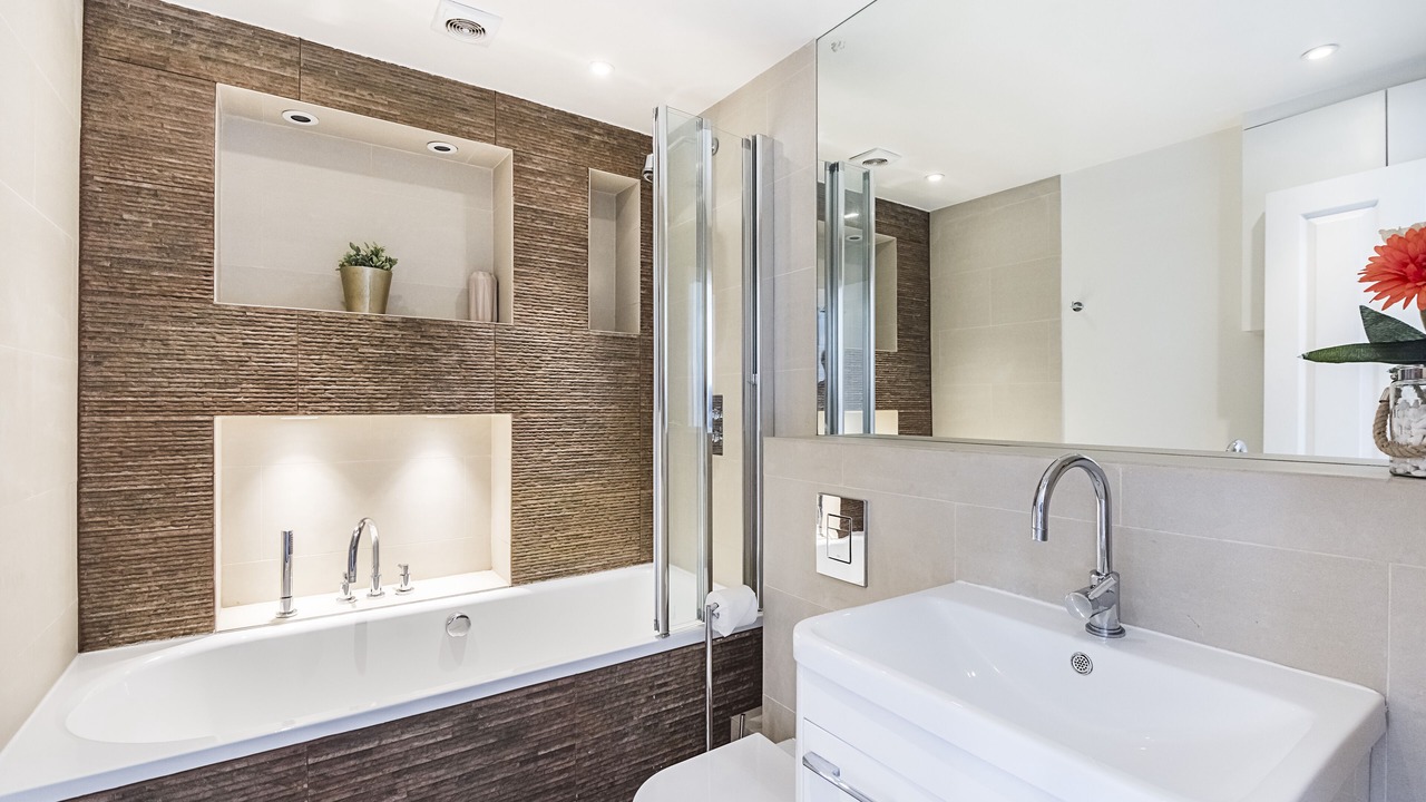 Photo of Bathroom in Island Gardens
