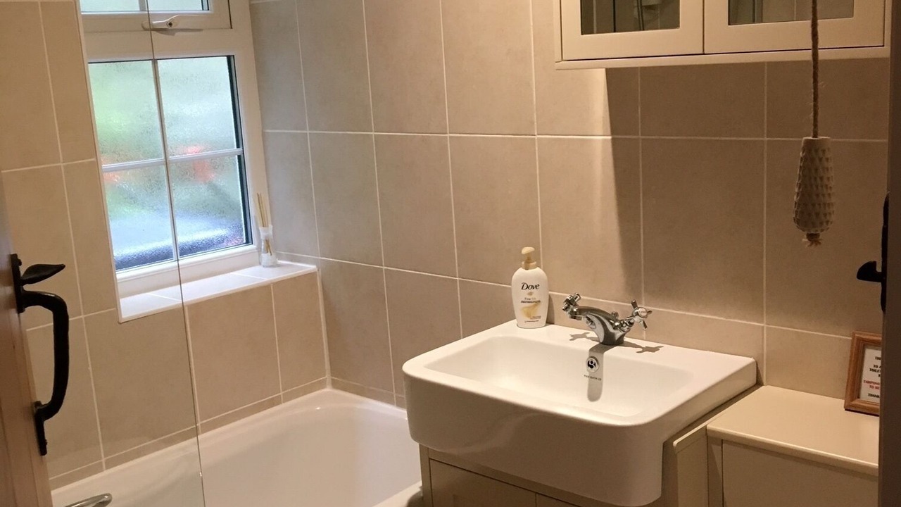 Photo of Bathroom in Looe