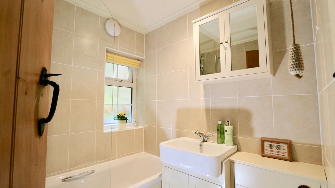Photo of Bathroom in Looe