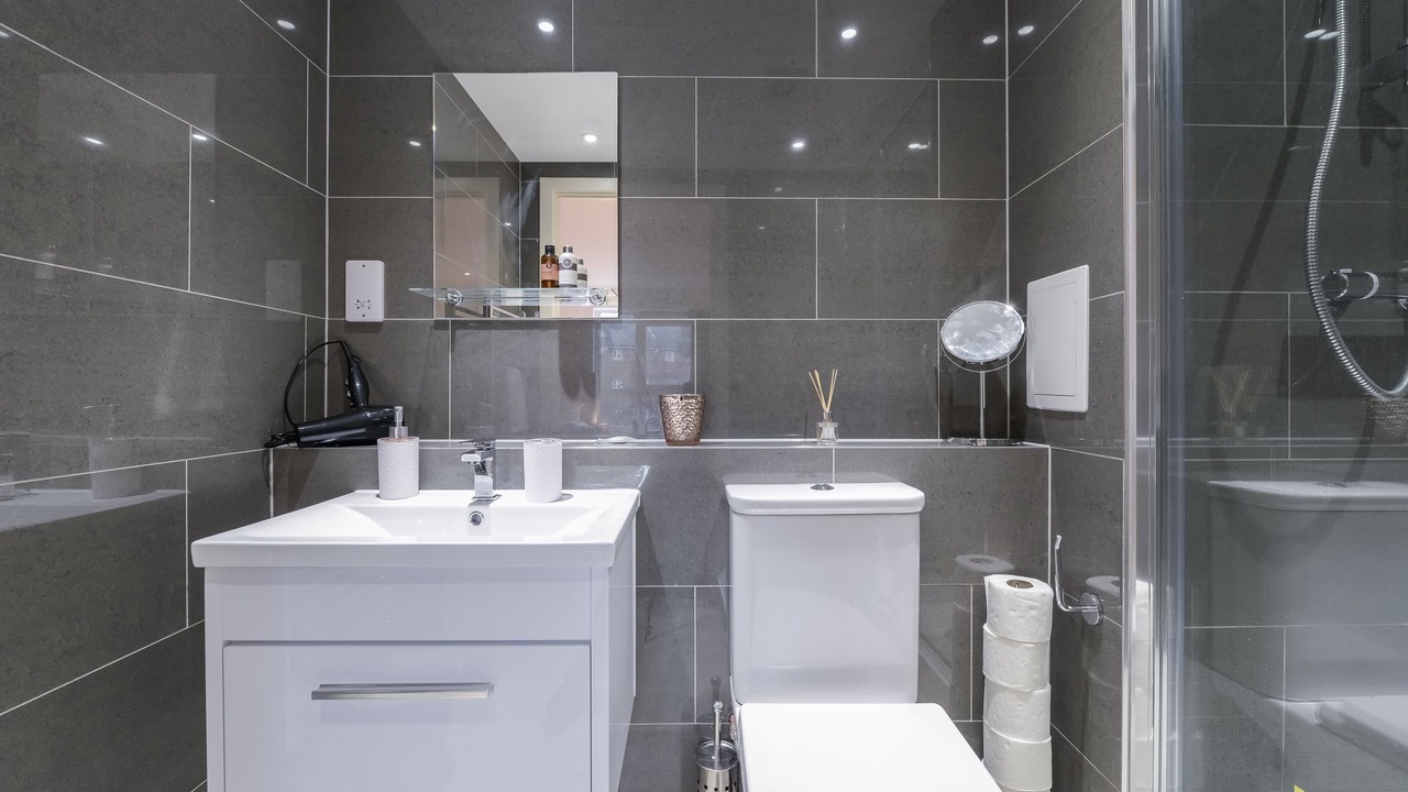 Photo of Bathroom in Island Gardens