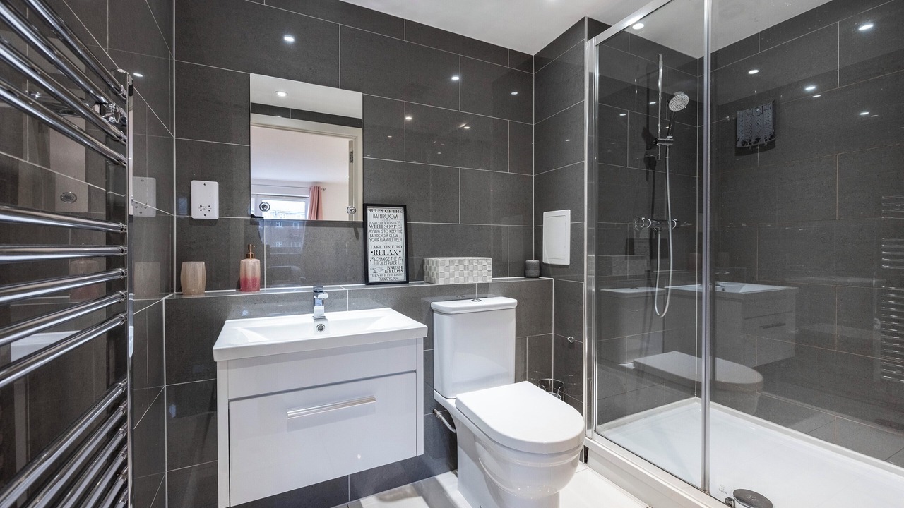 Photo of Bathroom in Island Gardens