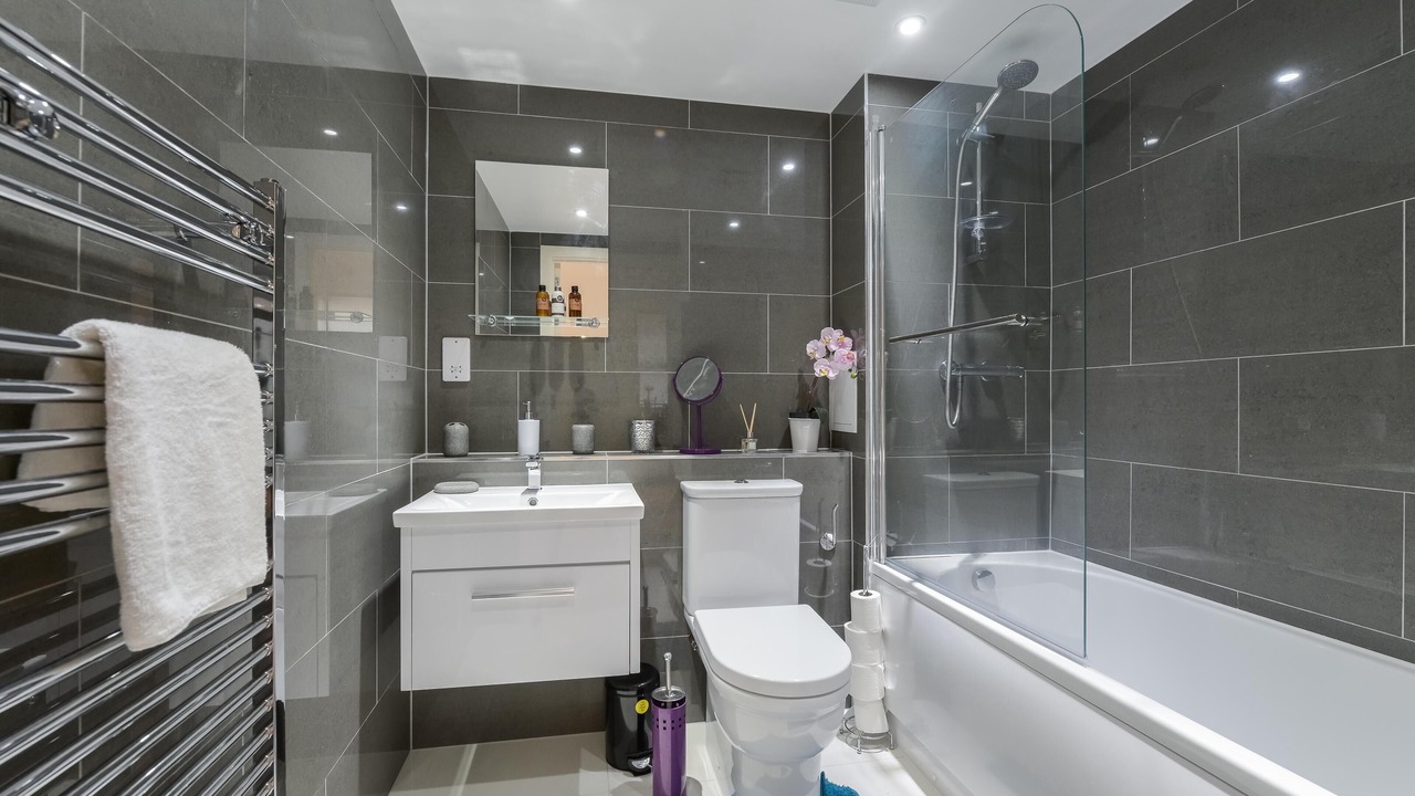 Photo of Bathroom in Island Gardens