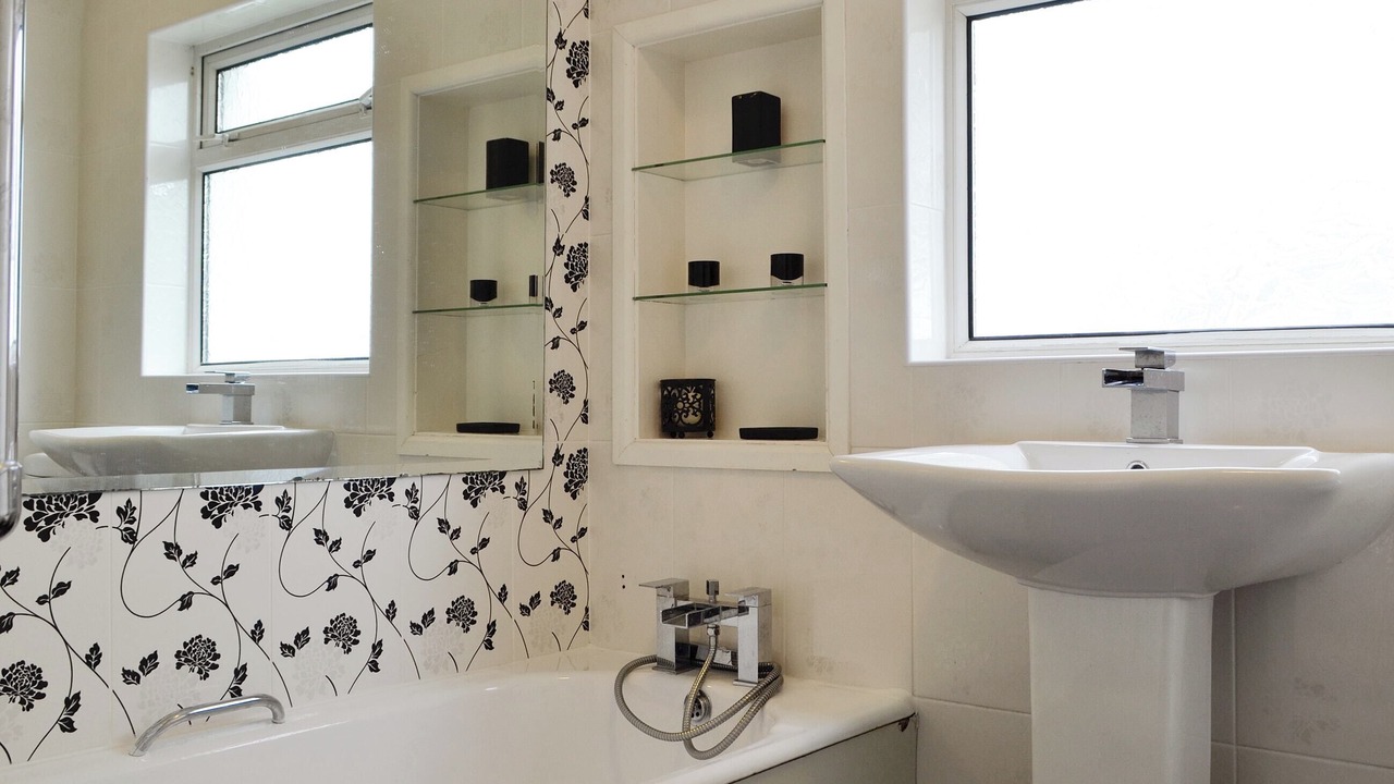 Photo of Bathroom in Crynant