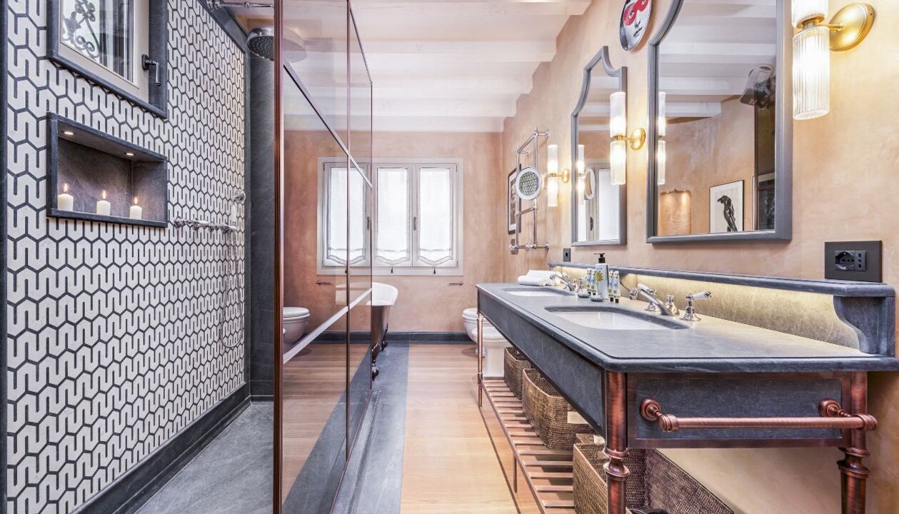 Photo of Bathroom in Dorsoduro