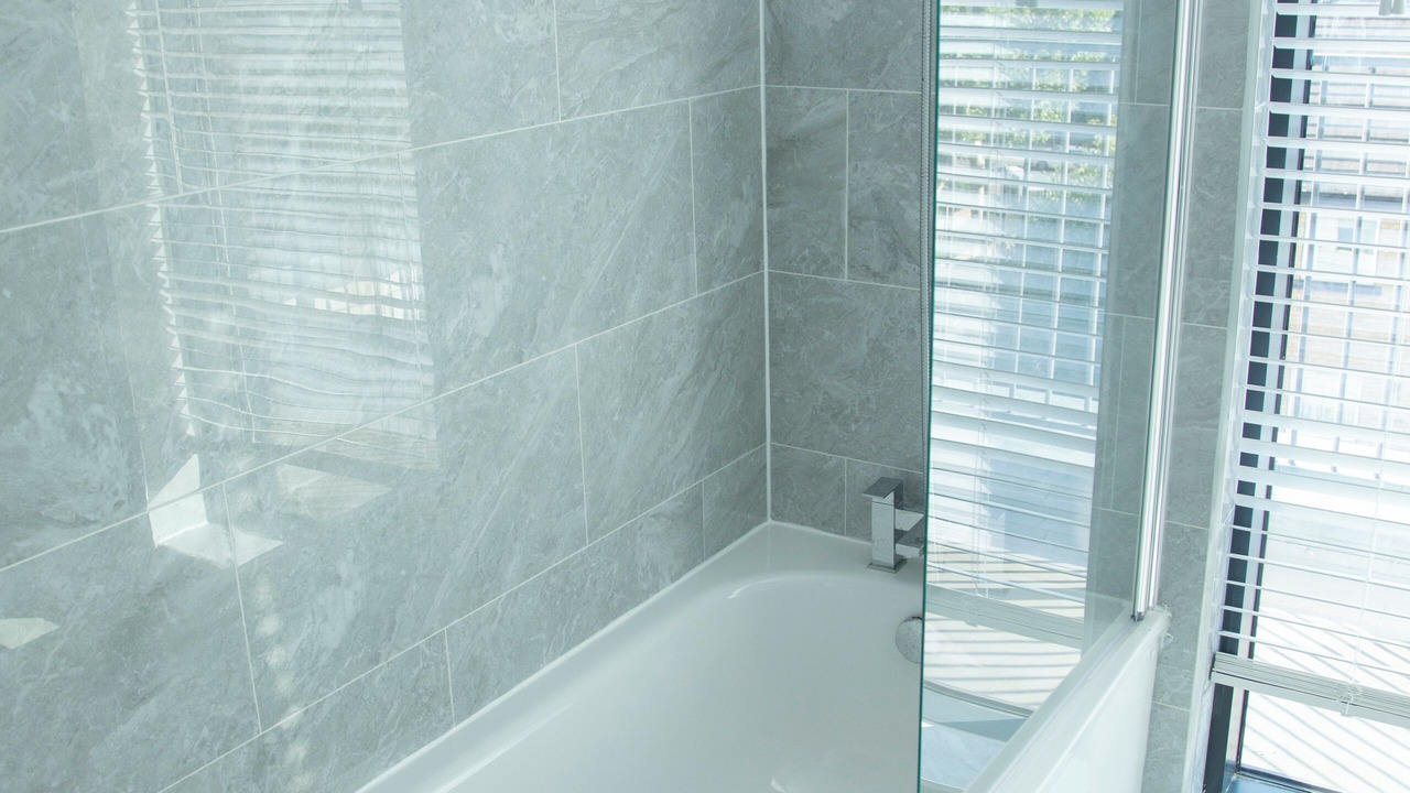 Photo of Bathroom in Island Gardens