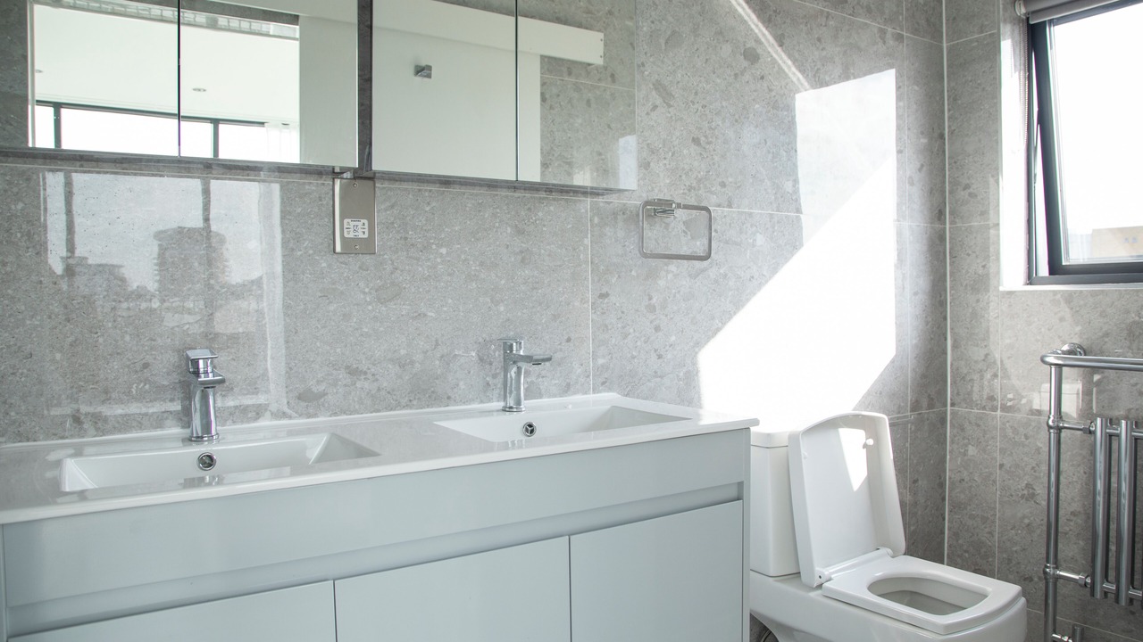 Photo of Bathroom in Island Gardens