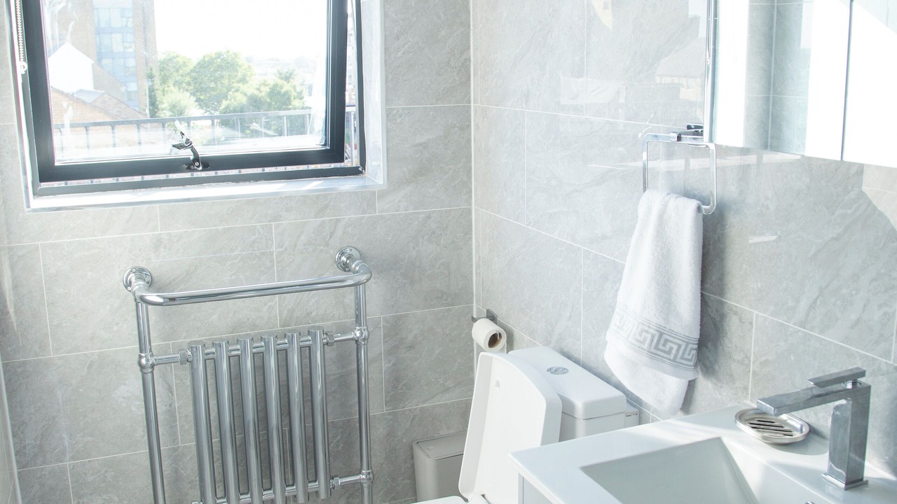 Photo of Bathroom in Island Gardens