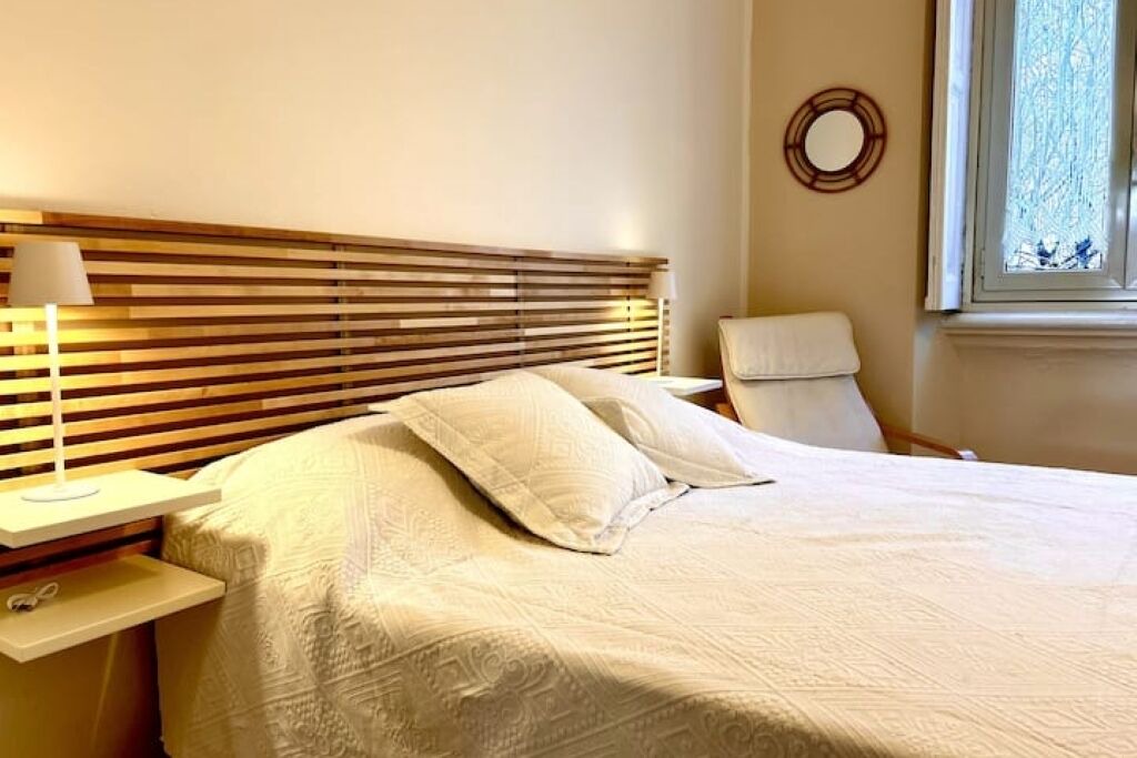 Photo of Bedroom in Magenta