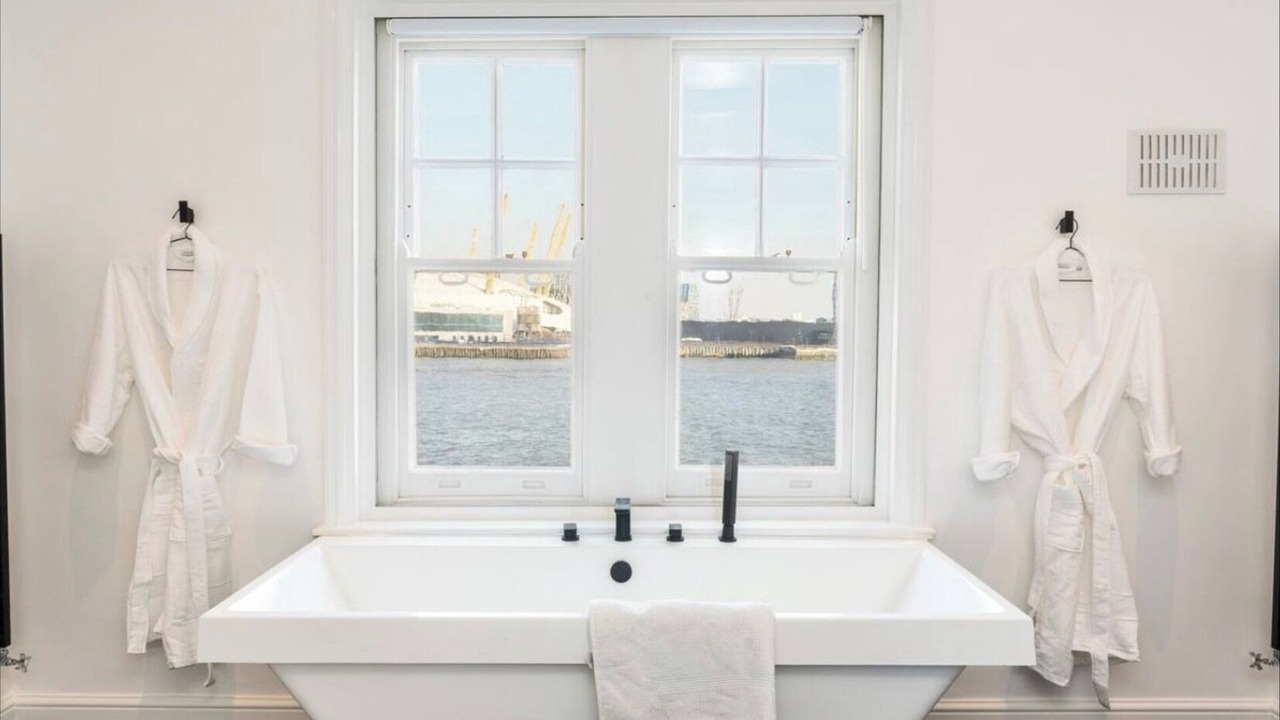 Photo of Bathroom in Canary Wharf
