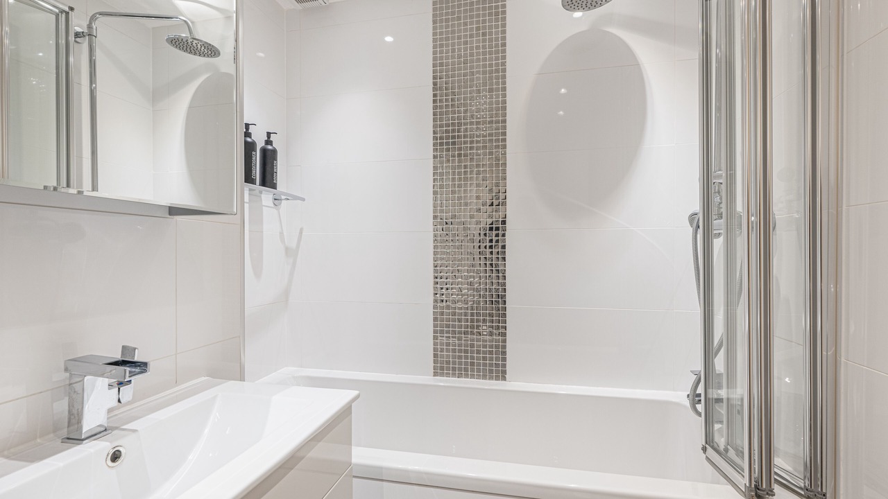 Photo of Bathroom in Island Gardens