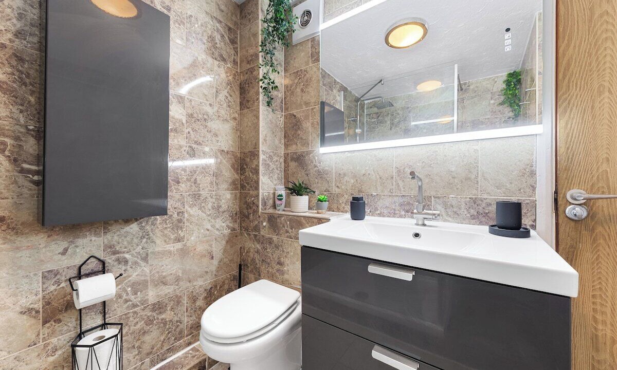 Photo of Bathroom in Island Gardens