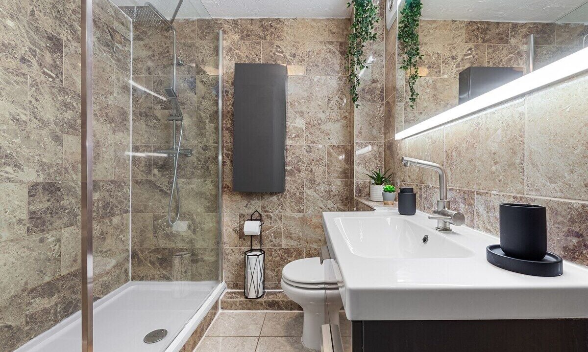 Photo of Bathroom in Island Gardens