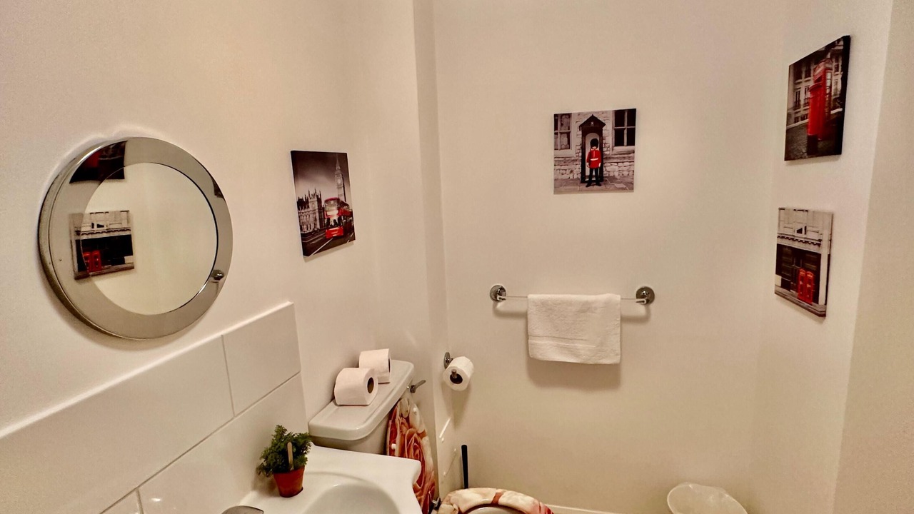 Photo of Bathroom in Island Gardens