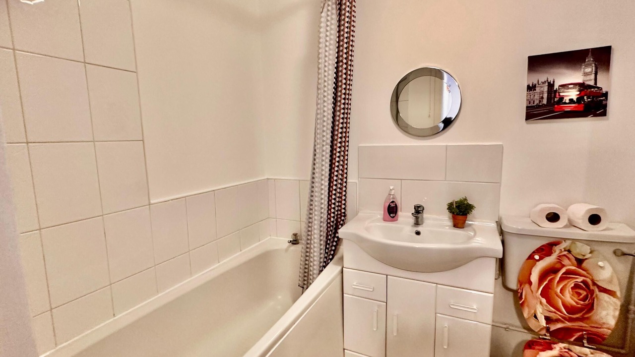 Photo of Bathroom in Island Gardens