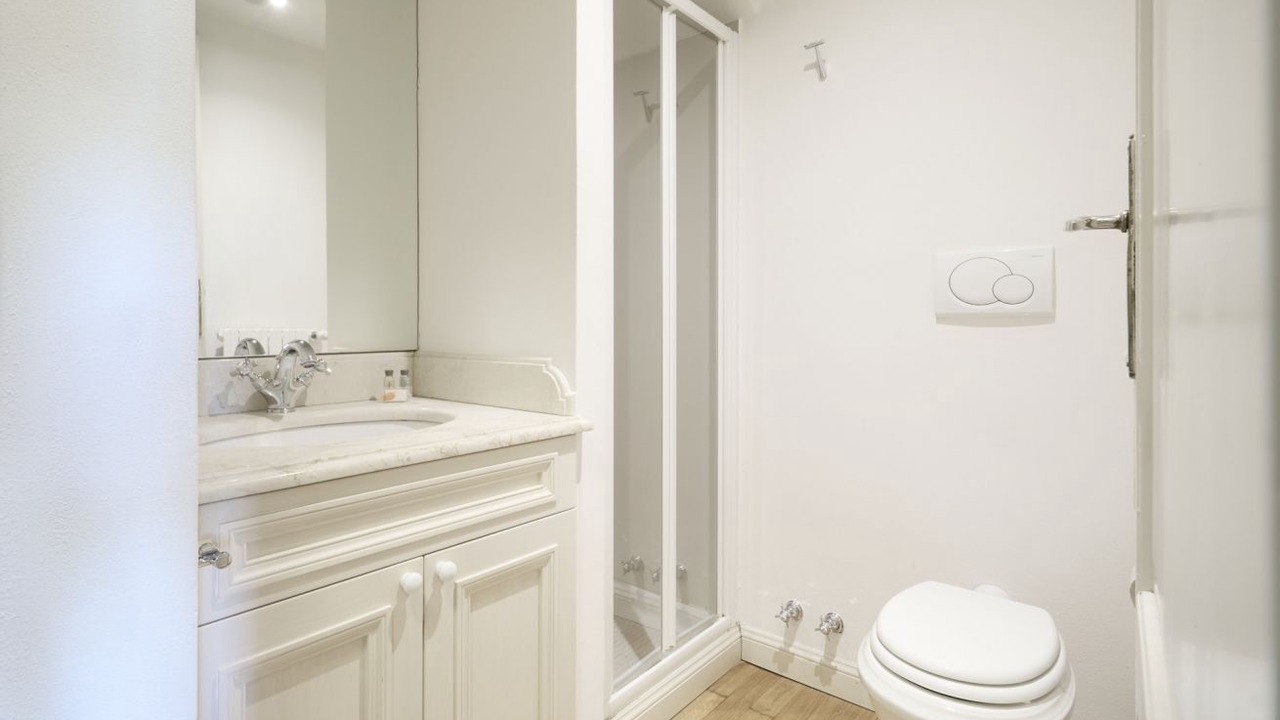 Photo of Bathroom in Magenta