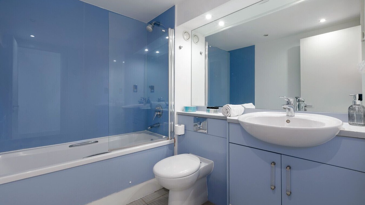 Photo of Bathroom in Island Gardens