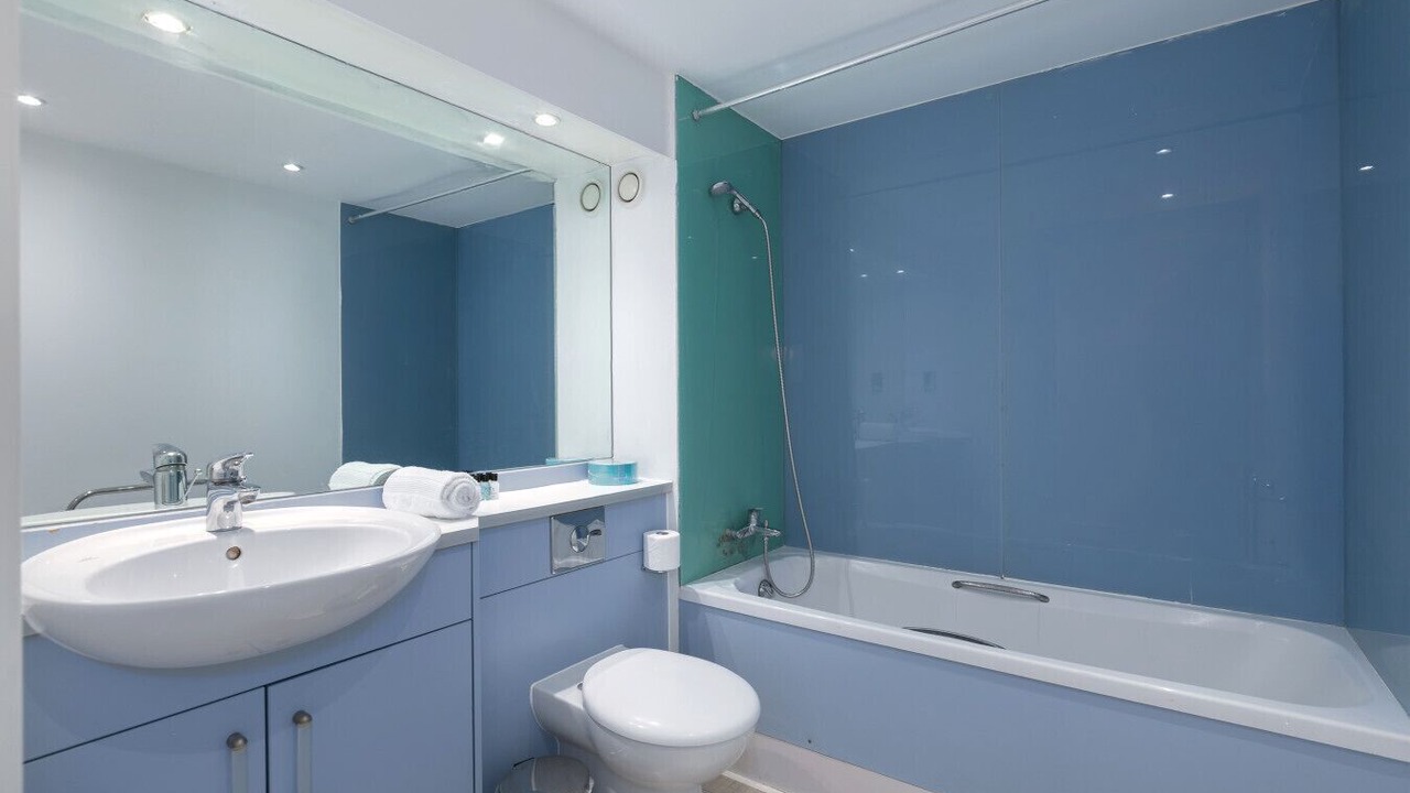 Photo of Bathroom in Island Gardens