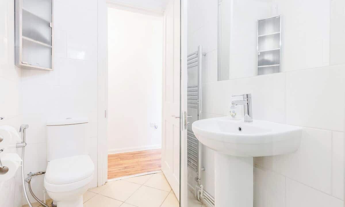 Photo of Bathroom in Oval