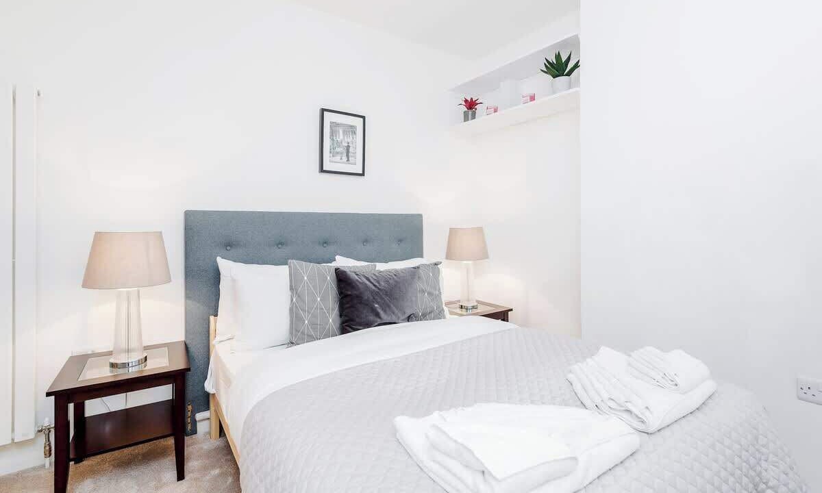 Photo of Bedroom in Oval