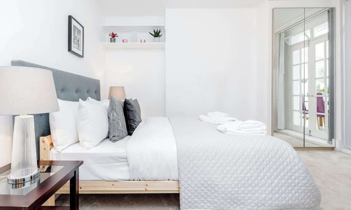 Photo of Bedroom in Oval