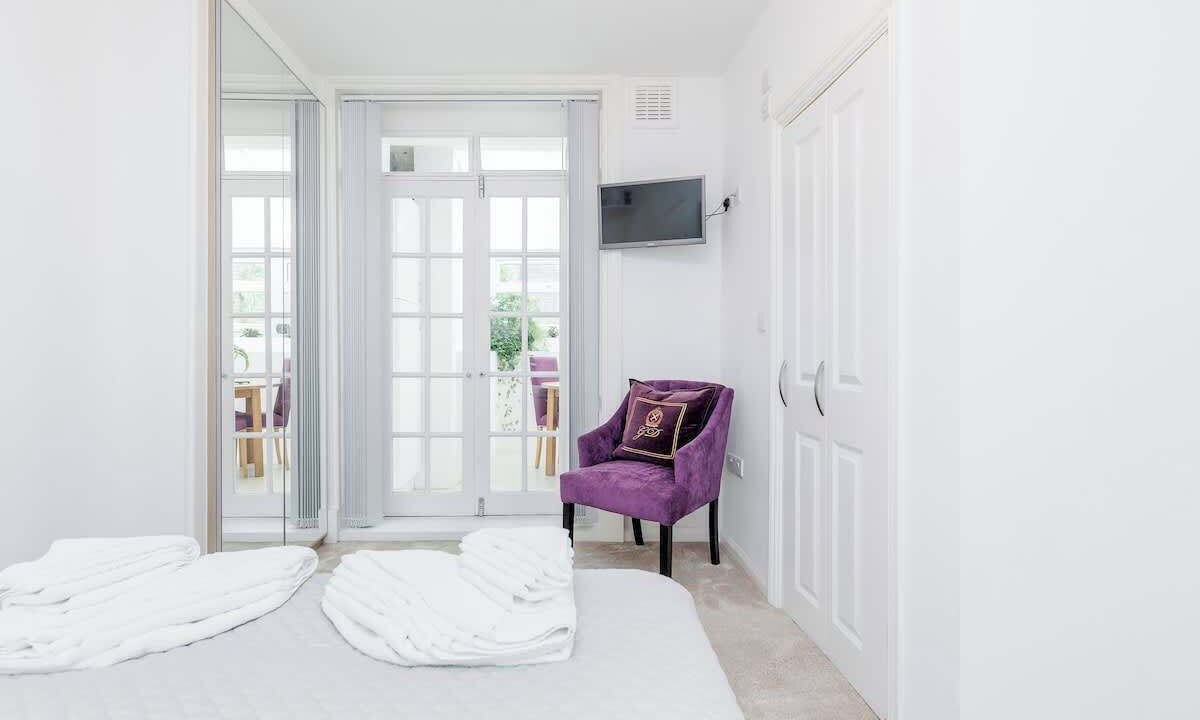 Photo of Bedroom in Oval