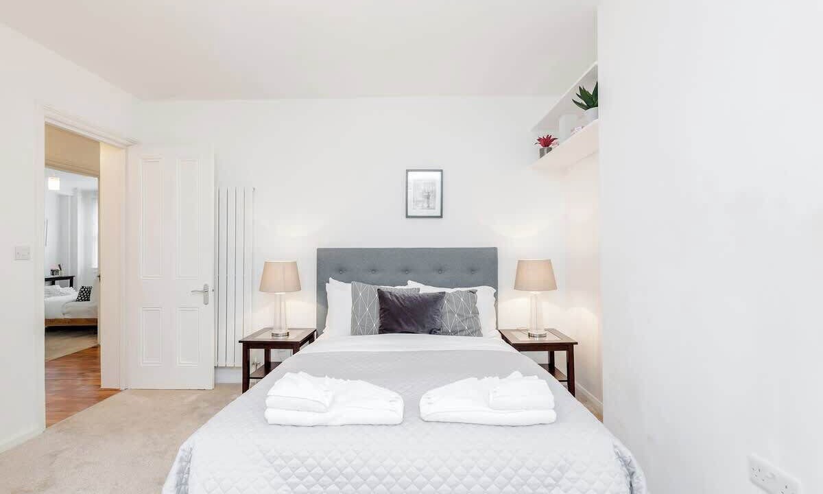 Photo of Bedroom in Oval