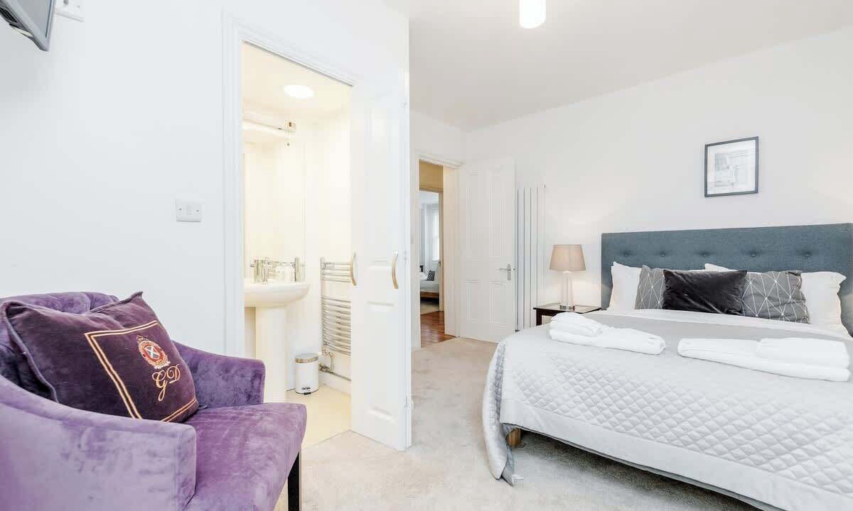 Photo of Bedroom in Oval