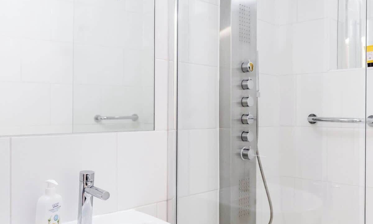 Photo of Bathroom in Oval