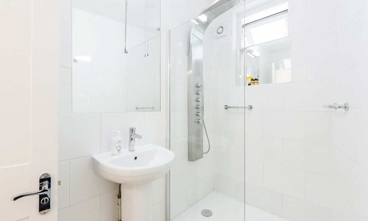 Photo of Bathroom in Oval
