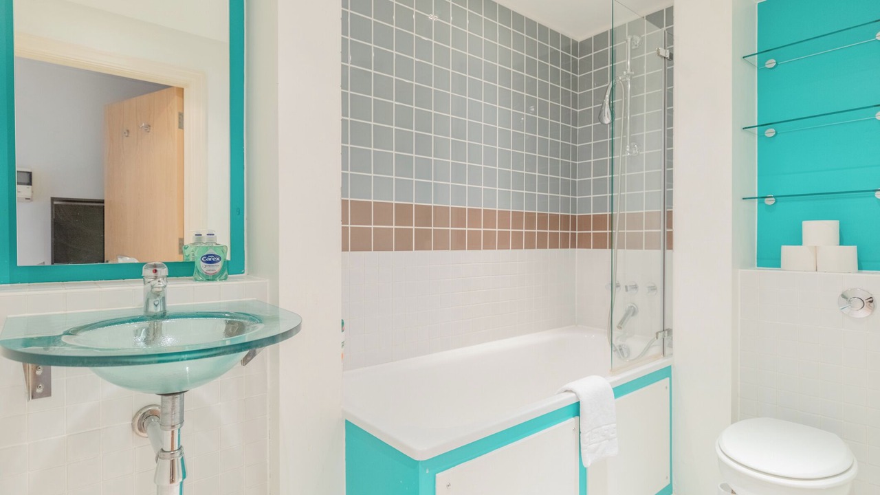 Photo of Bathroom in Island Gardens